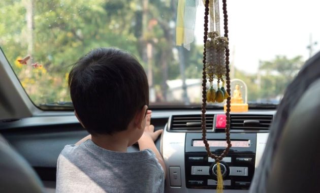 Memperhatikan posisi duduk anak menjadi salah satu hal yang perlu diperhatikan untuk mencegah mabuk perjalanan.
