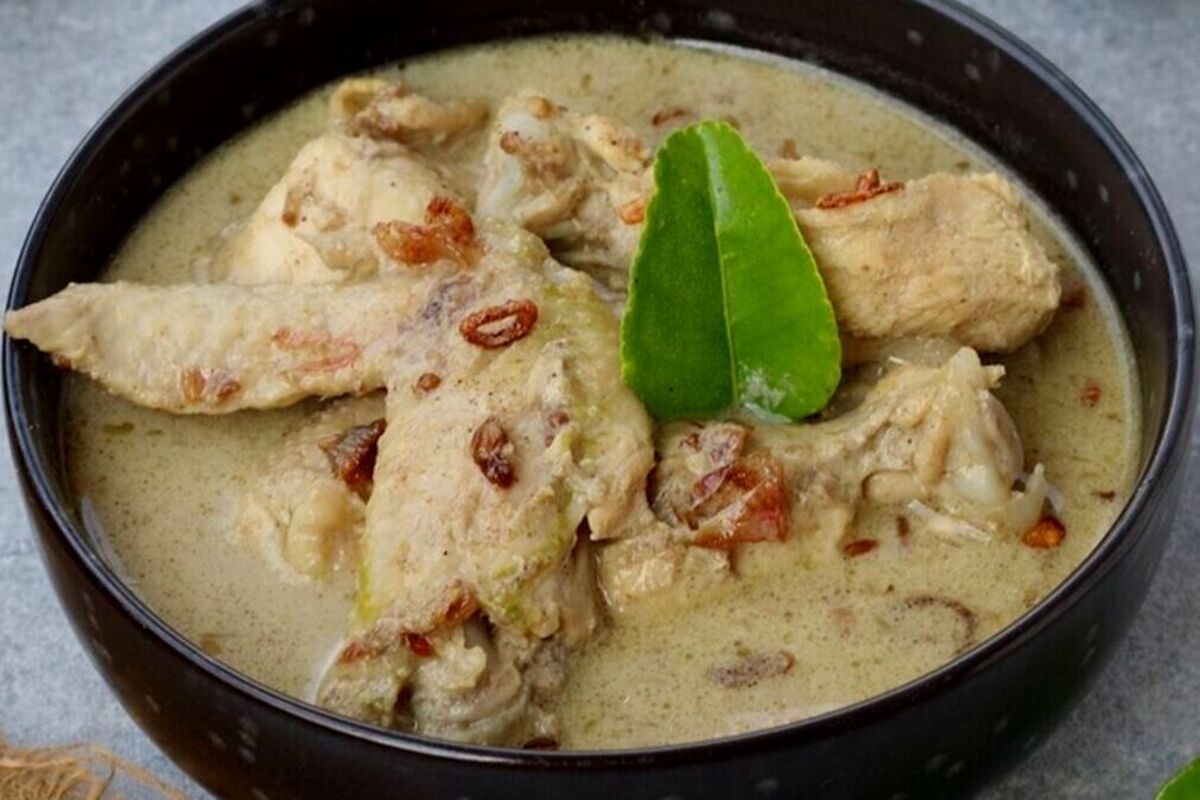 Beberapa bahaya santan jika dikonsumsi secara berlebihan. Maka sangat disarankan untuk membatasi asupan santan di bawah 60 gram setiap hari.