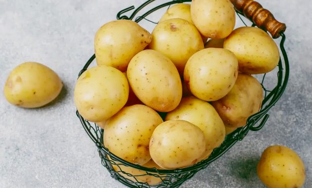 Tips konsumsi santan untuk mengurangi pengaruh asam lambung yaitu memadukannya dengan bahan makanan yang dapat membantu menetralkan asam seperti kentang.