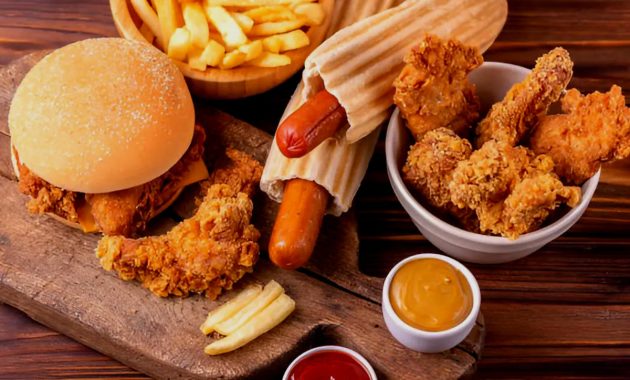 Salah satu kesalahan diet keto adalah mengonsumsi lemak jenuh dengan porsi melebihi 10% dari total kalori harianmu.
