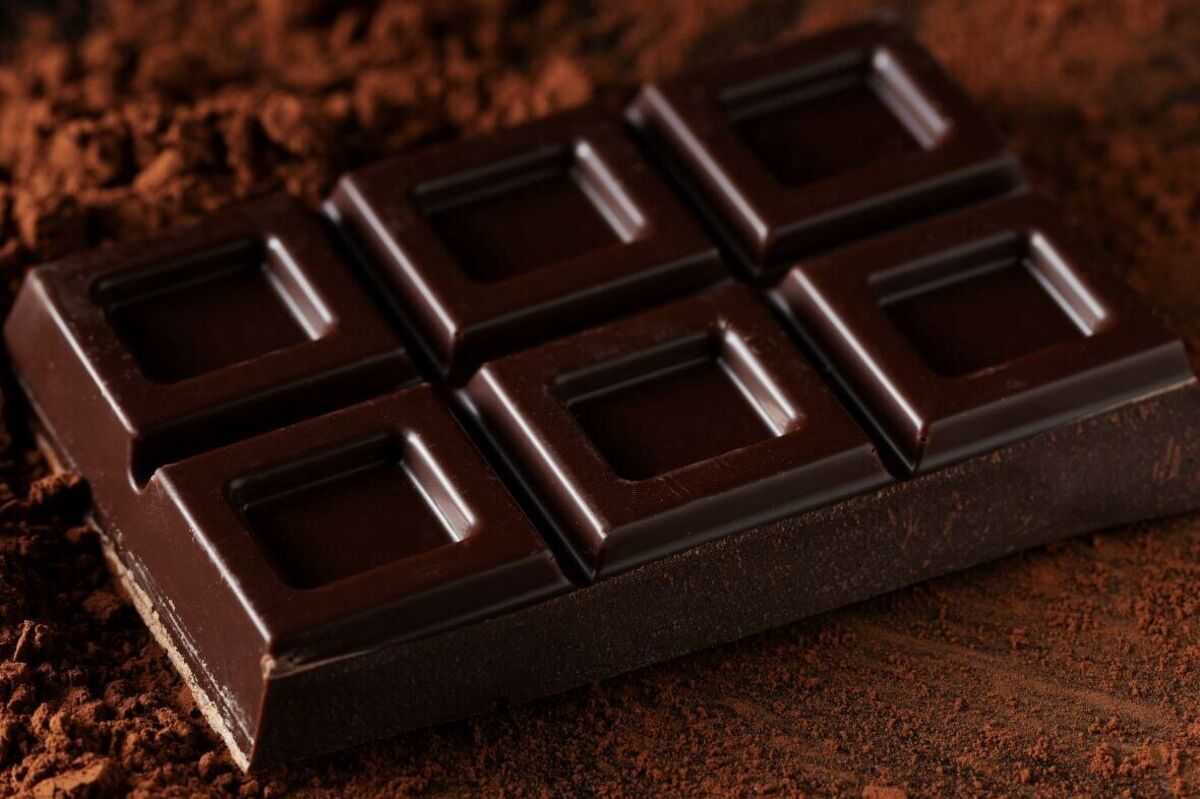 Deretan manfaat cokelat hitam bagi kesehatan tubuh maupun kesehatan mental yang harus Anda ketahui terutama para pecinta cokelat.