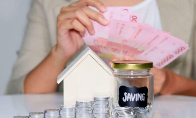 Salah satu cara menghindari belanja impulsif yaitu dengan mengalokasikan pendapatan ke tabungan dan investasi.
