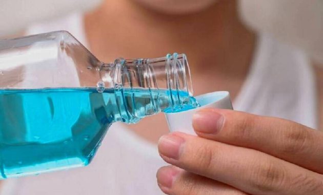 Obat kumur yang bersifat antiseptik bisa membantu membersihkan bakteri di mulut serta mencegah dan mengatasi sariawan.