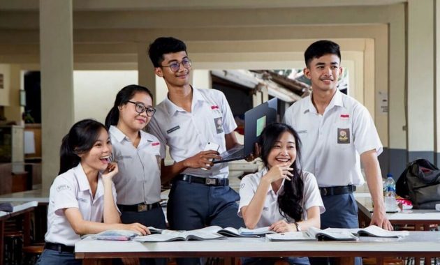 Perbedaan dari SMA dan SMK dalam berbagai hal lengkap dengan kelebihan dan kekurangan SMA serta kelebihan dan kekurangan SMK.