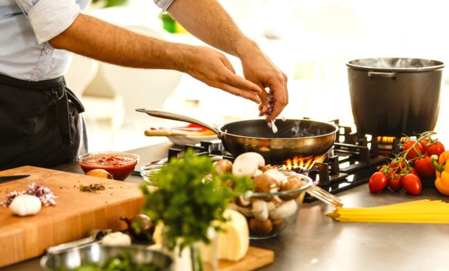 Sebelum memasak mie gacoan, jangan lupa untuk menyiapkan semua bahan dan peralatan yang dibutuhkan.