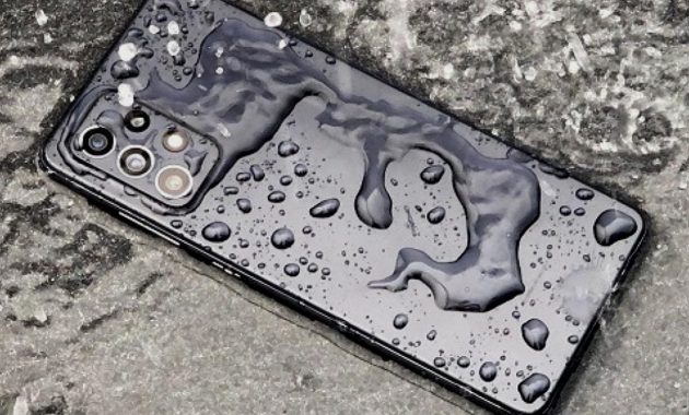 Salah satu kelebihan smartphone Samsung adalah walaupun murah namun ada yang sudah tahan air.