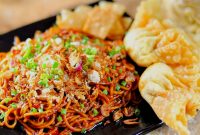 Resep mie gacoan paling mirip dan anti gagal yang dijamin enak dan pedas serta mudah untuk dimasak sendiri dirumah.