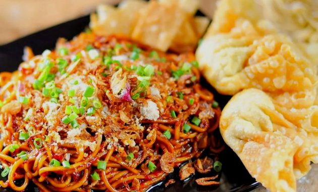 Resep mie gacoan paling mirip dan anti gagal yang dijamin enak dan pedas serta mudah untuk dimasak sendiri dirumah.