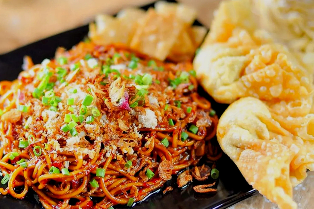 Resep mie gacoan paling mirip dan anti gagal yang dijamin enak dan pedas serta mudah untuk dimasak sendiri dirumah.