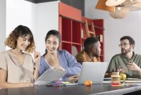 Artikel yang membahas mengenai 7 sikap positif Gen Z yang perlu dipertimbangkan dan dijadikan contoh saat di dunia kerja.