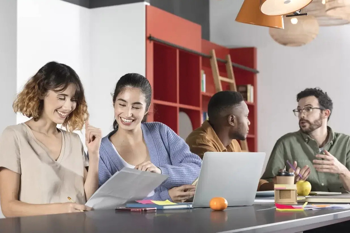 Artikel yang membahas mengenai 7 sikap positif Gen Z yang perlu dipertimbangkan dan dijadikan contoh saat di dunia kerja.