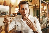 Artikel mengenai cara mengatasi pedas di mulut dengan berbagai makanan atau minuman yang dapat menetralkan rasa pedas.