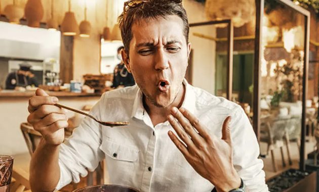 Artikel mengenai cara mengatasi pedas di mulut dengan berbagai makanan atau minuman yang dapat menetralkan rasa pedas.