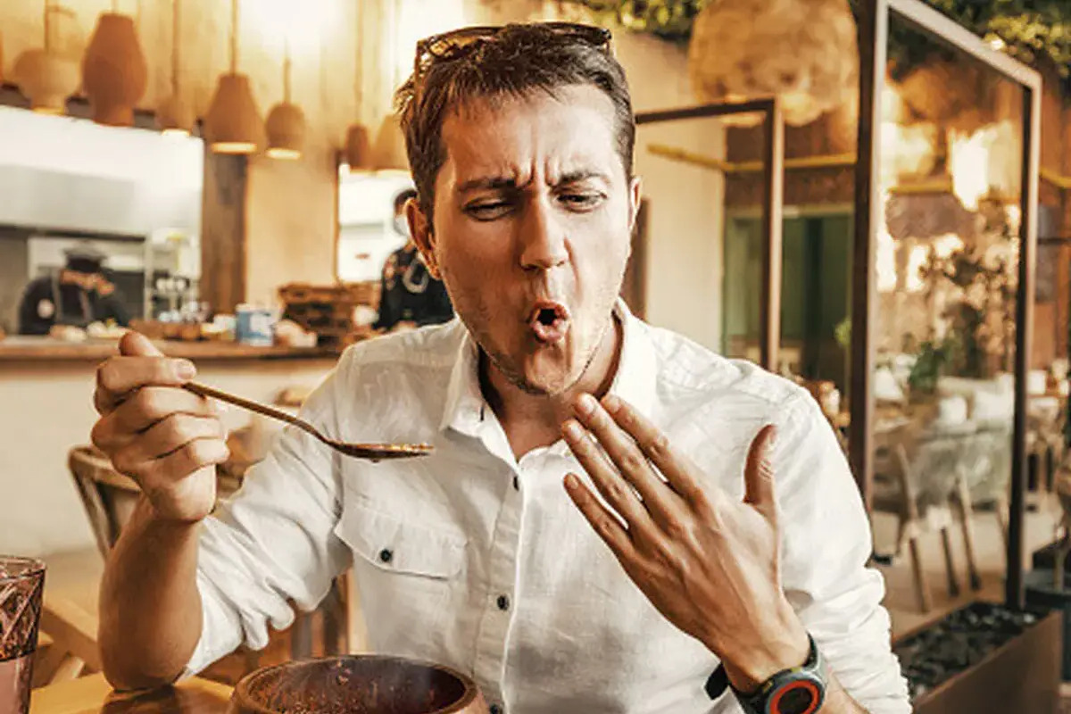 Artikel mengenai cara mengatasi pedas di mulut dengan berbagai makanan atau minuman yang dapat menetralkan rasa pedas.