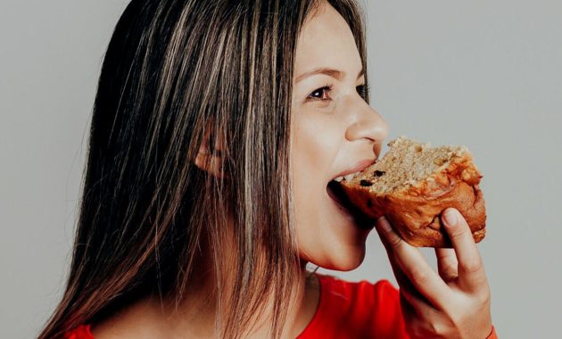 Salah satu cara mengatasi pedas yaitu dengan memakan nasi atau roti.