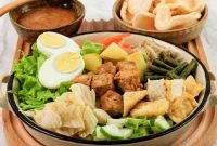 Berbagai manfaat gado-gado terutama untuk diet lengkap dengan kisaran jumlah kalorinya dan resep mudah untuk membuatnya.