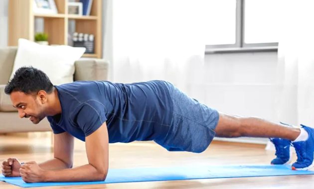 Plank menjadi salah satu tips untuk membentuk perut six packs.
