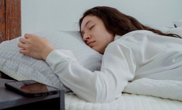 Salah satu tips mengecilkan lengan yaitu perhatikan pola tidur.