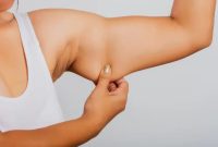 Beberapa tips mengecilkan lengan yaitu selain dengan melatih otot lengan atas, penting juga untuk mengatur pola makan dan tidur.