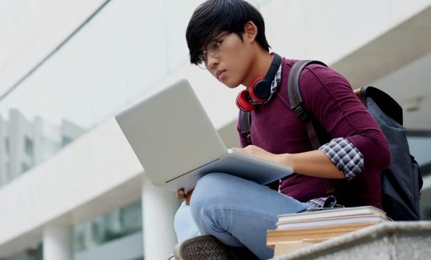 Salah satu tips skripsian cepat yang bisa kamu lakukan yaitu aktif membaca penelitian dan jurnal.