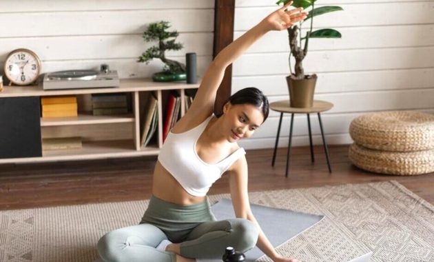 Salah satu tips comeback olahraga setelah libur lebaran adalah dengan melakukan yoga.