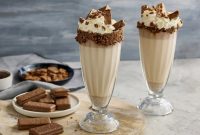 Cara membuat milkshake yang bisa kamu coba praktekan sendiri di rumah, dijamin mudah dan enak walaupun kamu pemula.