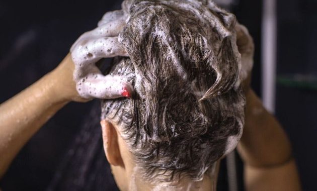 Memulai dari akar menjadi salah satu cara tepat keramas agar rambut lebih sehat.