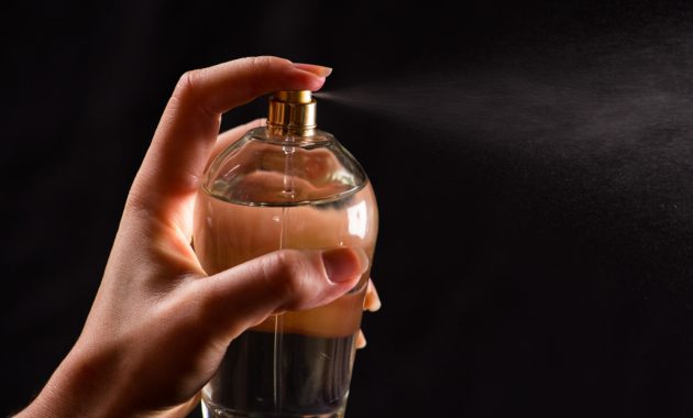 Salah satu tips memilih parfum yaitu harus mencoba tester parfum.