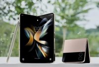 Perbandingan antara smartphone lipat vs biasa lengkap dengan kelebihan dan kekurangannya yang bisa Anda pahami sebelum membeli.