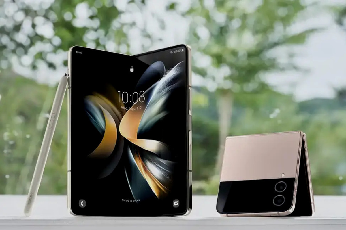Perbandingan antara smartphone lipat vs biasa lengkap dengan kelebihan dan kekurangannya yang bisa Anda pahami sebelum membeli.