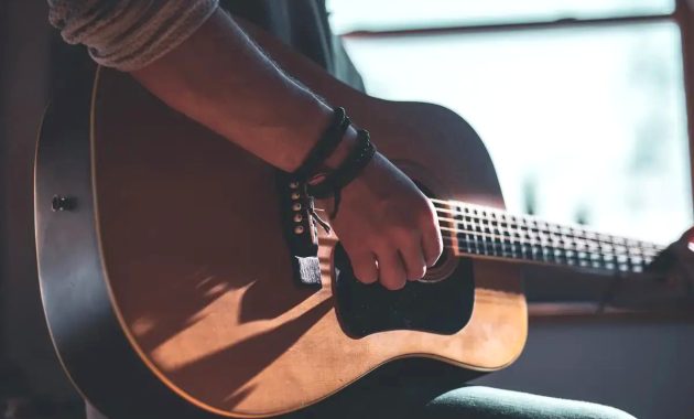 Artikel yang membahas mengenai beberapa tips belajar gitar bagi pemula yang dapat kamu lakukan tanpa harus mengikuti kursus.