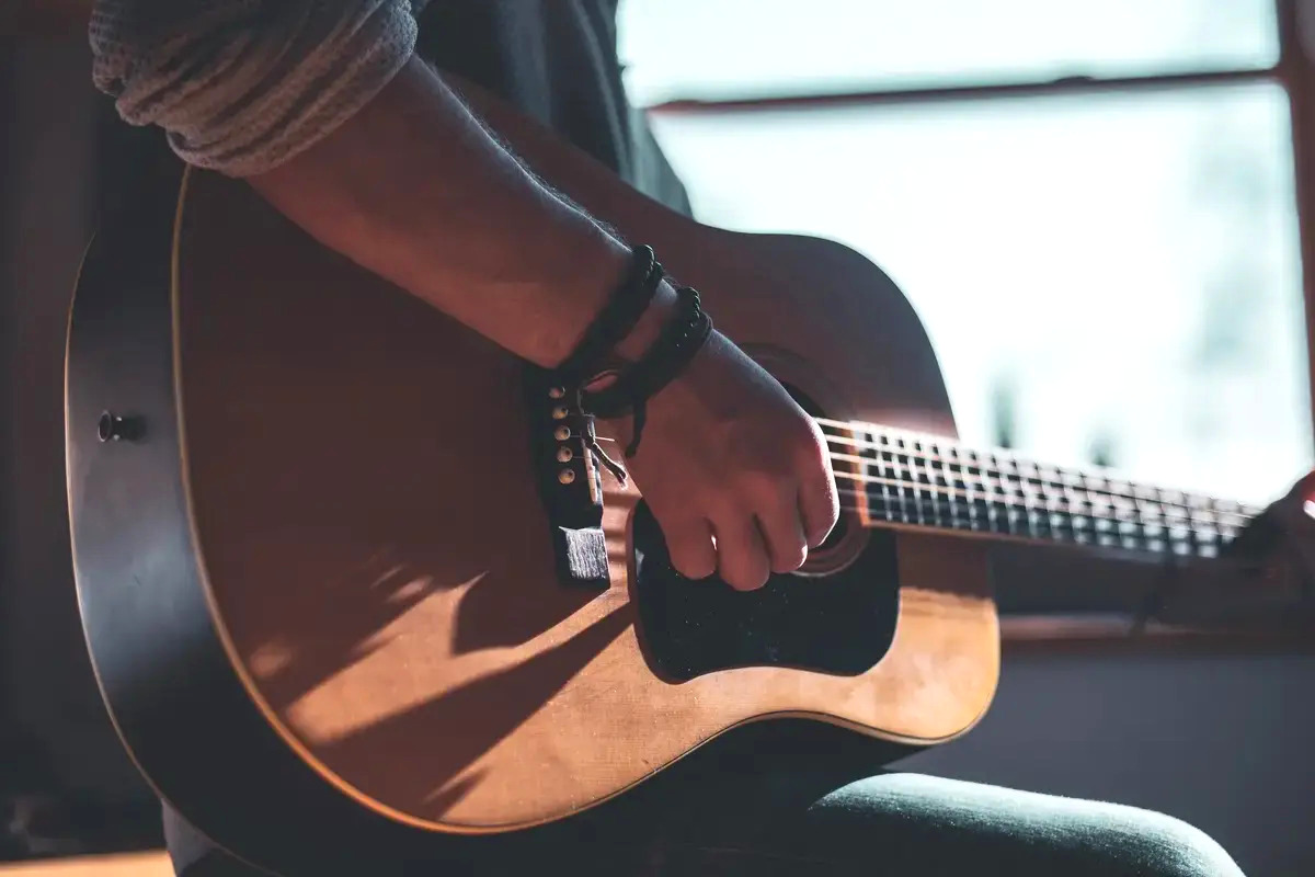 Artikel yang membahas mengenai beberapa tips belajar gitar bagi pemula yang dapat kamu lakukan tanpa harus mengikuti kursus.
