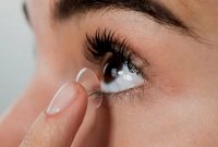 Panduan dan tips memakai lensa kontak atau soflens untuk pertama kali yang akan membantu pemula untuk menyesuaikan diri dengan lensa kontak.