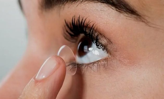 Panduan dan tips memakai lensa kontak atau soflens untuk pertama kali yang akan membantu pemula untuk menyesuaikan diri dengan lensa kontak.