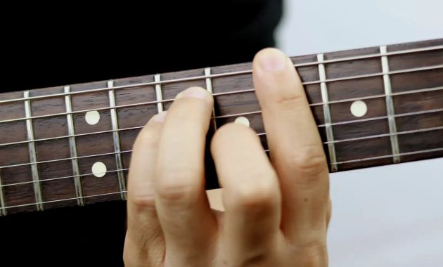 Salah satu tips belajar gitar secara mandiri adalah mengenal kunci-kunci dasar.