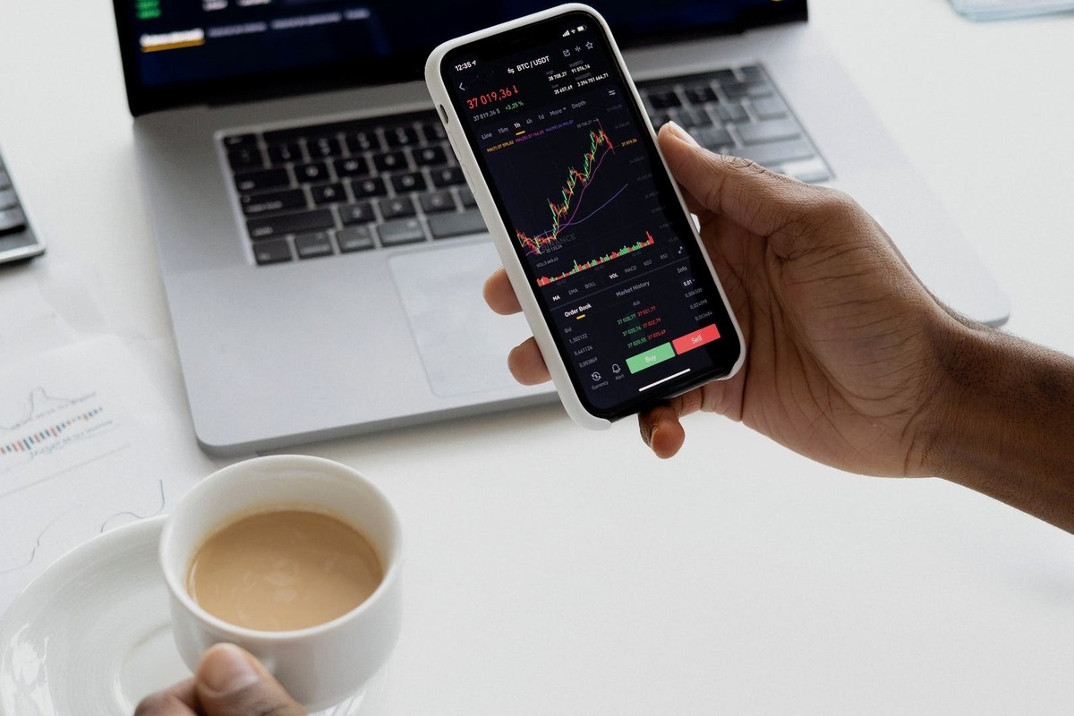 Artikel ini membahas mengenai beberapa alasan harus investasi sejak dini yang penting untuk kalian pahami.
