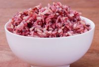 Artikel yang membahas mengenai berbagai manfaat beras merah yang baik untuk kesehatan lengkap dengan cara menyiapkannya.