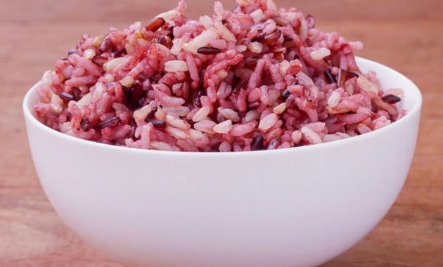 Artikel yang membahas mengenai berbagai manfaat beras merah yang baik untuk kesehatan lengkap dengan cara menyiapkannya.