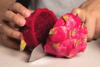 Artikel ini membahas mengenai beberapa manfaat buah naga yang ternyata baik untuk Kesehatan tubuh.