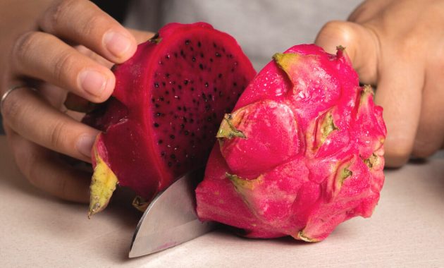 Artikel ini membahas mengenai beberapa manfaat buah naga yang ternyata baik untuk Kesehatan tubuh.