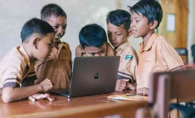Pentingnya teknologi dalam pendidikan merupakan bagian mendasar dalam menjaga pertumbuhan dan kemajuan ekonomi saat ini.