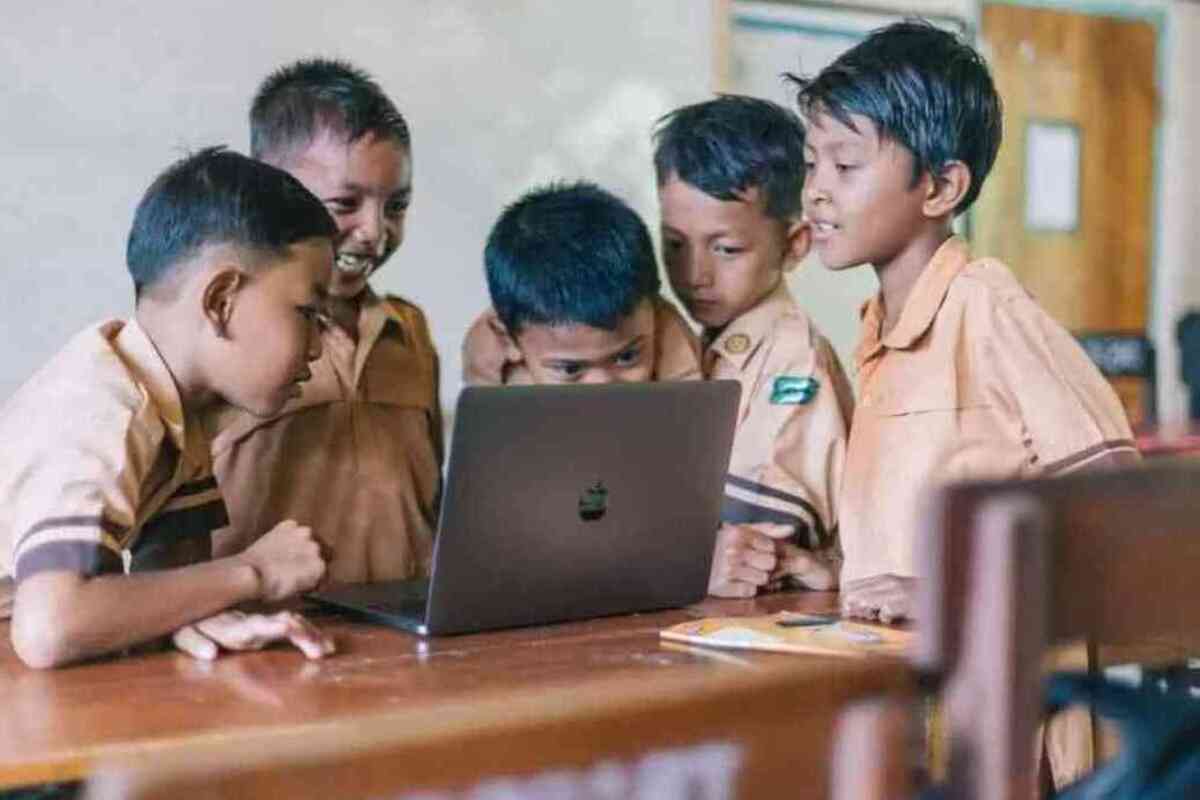 Pentingnya teknologi dalam pendidikan merupakan bagian mendasar dalam menjaga pertumbuhan dan kemajuan ekonomi saat ini.
