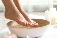 Artikel ini membahas mengenai beberapa manfaat perawatan kaki dengan garam yang baik untuk kesehatan tubuh manusia.