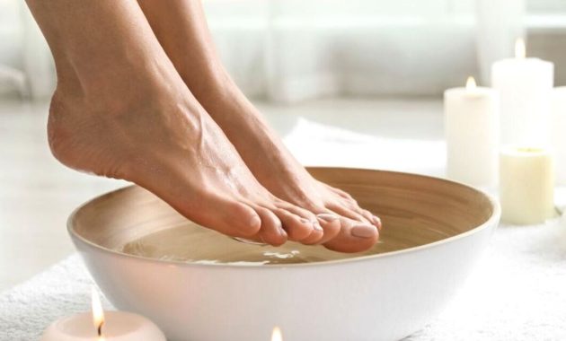 Artikel ini membahas mengenai beberapa manfaat perawatan kaki dengan garam yang baik untuk kesehatan tubuh manusia.