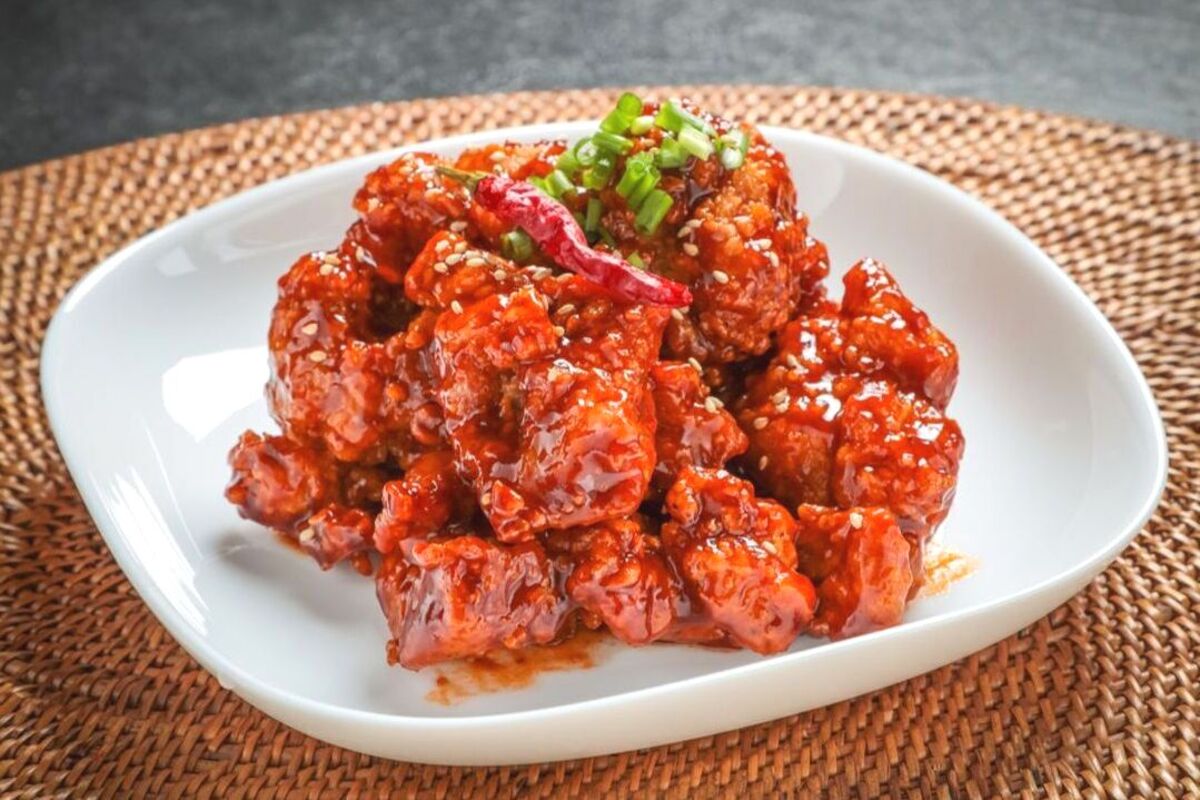 Artikel ini membahas mengenai beberapa manfaat makanan pedas yang baik untuk kesehatan asal tidak berlebihan dalam mengonsumsinya.