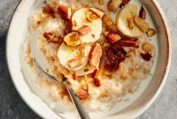 Artikel ini membahas mengenai beberapa manfaat oatmeal untuk diet sehat Anda lengkap dengan cara menyiapkannya.