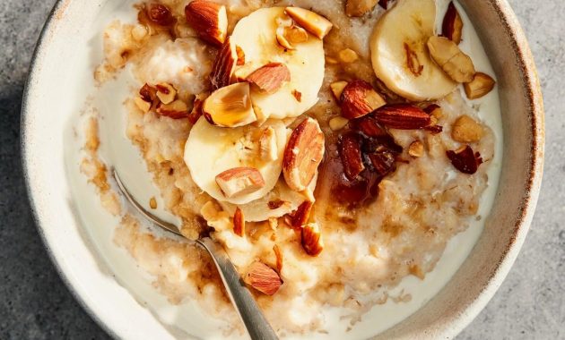 Artikel ini membahas mengenai beberapa manfaat oatmeal untuk diet sehat Anda lengkap dengan cara menyiapkannya.