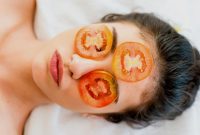 Artikel kali ini membahas mengenai beberapa manfaat tomat untuk mendapatkan kulit wajah yang paling sehat yang bisa Anda lakukan.
