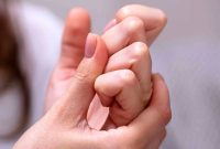 Artikel ini membahas beberapa fakta mengenai membunyikan buku-buku jari apakah berbahaya atau tidak lengkap dengan tips untuk berhenti.