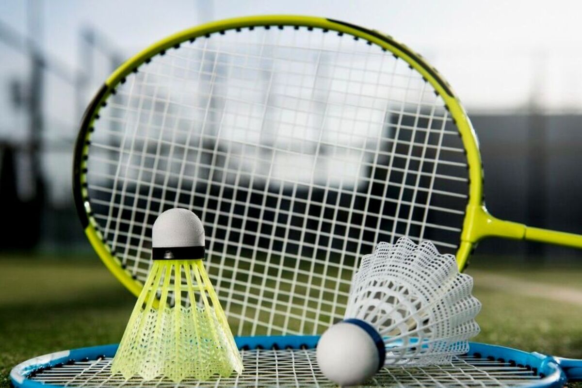 Artikel ini membeberkan mengenai beberapa manfaat bermain bulu tangkis yang bisa kita dapatkan mulai hari ini.